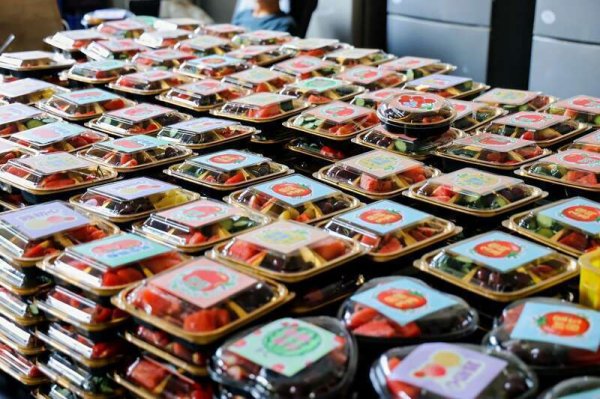 哈福配资 连续10年 西农用“甜蜜”瓜果送别毕业生